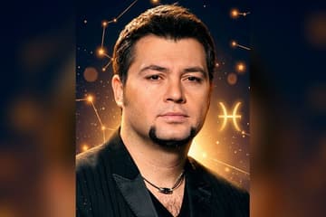 Стилизованный портрет Алексея Чумакова на фоне тёмного звёздного неба — иллюстрация к разбору его натальной карты