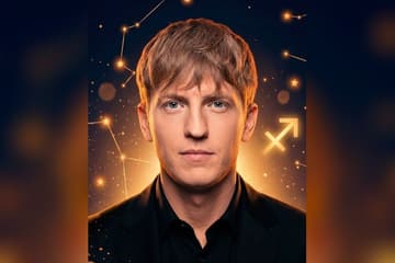 Стилизованный портрет Алексея Щербакова на фоне тёмного звёздного неба с созвездиями — иллюстрация к разбору его натальной карты