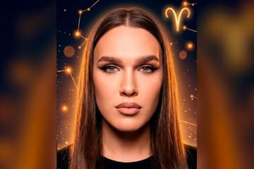Стилизованный портрет Алексея Жидковского на фоне ночного неба с созвездиями — иллюстрация к разбору его натальной карты
