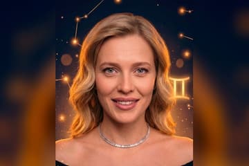 Стилизованный портрет Анны Немченко на фоне тёмного звёздного неба с созвездиями — иллюстрация к разбору её натальной карты