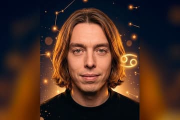 Стилизованный портрет комика Димы Коваля на фоне ночного неба с созвездиями — иллюстрация к разбору его натальной карты