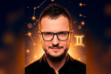 Стилизованный портрет Дмитрия Позова на фоне ночного неба с созвездиями — иллюстрация к разбору его натальной карты