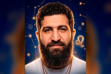 Стилизованный портрет Гурама Амаряна на фоне ночного неба с созвездиями — иллюстрация к разбору его натальной карты