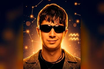 Стилизованный портрет Ильи Куруча на фоне ночного неба с созвездиями — иллюстрация к разбору его натальной карты
