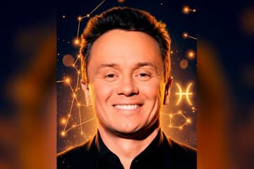 Стилизованный портрет Ильи Соболева на фоне ночного неба с созвездиями — иллюстрация к разбору его натальной карты