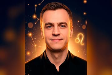 Стилизованный портрет Ивана Абрамова на фоне тёмно-синего звёздного неба с золотыми созвездиями — иллюстрация к разбору натальной карты
