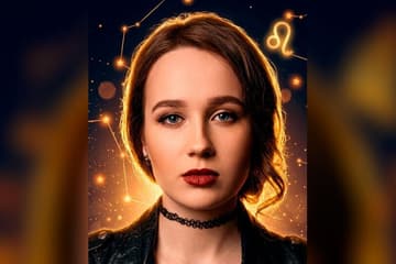 Стилизованный портрет Клавы Коки на фоне ночного неба с созвездиями и золотым знаком Льва — иллюстрация к разбору её натальной карты
