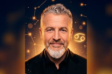 Стилизованный портрет Леонида Агутина на фоне ночного неба с созвездиями — иллюстрация к разбору его натальной карты