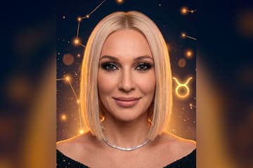 Стилизованный портрет Леры Кудрявцевой на фоне тёмного звёздного неба с созвездиями — иллюстрация к разбору её натальной карты