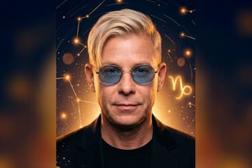 Стилизованный портрет Мити Фомина на фоне тёмного звёздного неба с созвездиями — иллюстрация к разбору его натальной карты