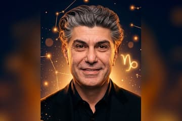Стилизованный портрет Николая Цискаридзе на фоне тёмного звёздного неба с созвездиями — иллюстрация к разбору его натальной карты