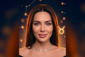 Стилизованный портрет Оксаны Самойловой на фоне тёмного звёздного неба с созвездиями — иллюстрация к разбору её натальной карты