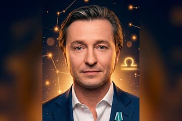 Стилизованный портрет Сергея Безрукова на фоне тёмного звёздного неба с созвездиями — иллюстрация к разбору его натальной карты