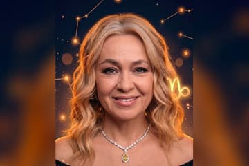 Стилизованный портрет Яны Рудковской на фоне тёмного звёздного неба с созвездиями — иллюстрация к разбору её натальной карты