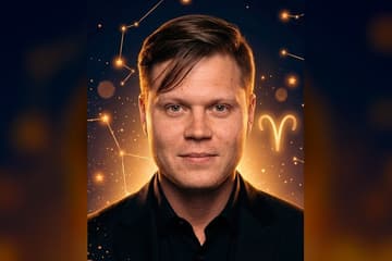 Портрет Жени Трофимова на фоне звёздного неба с глифом Овна — иллюстрация к разбору его натальной карты